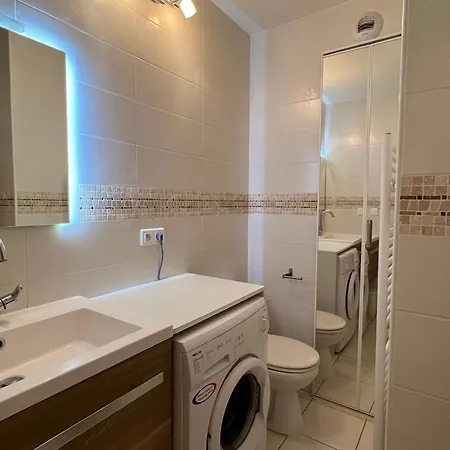 Lumineux Avec Balcon A Aix-les-bains, Proche Centre-ville, Classe 2** Etoiles! - Fr-1-555-38 Apartment